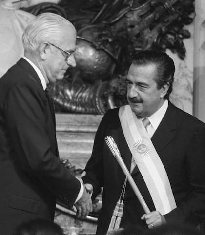 Asume Alfonsín y se restaura la democracia en la Argentina