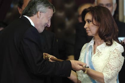 asuncion DE CRISTINA FERNANDEZ DE KIRCHNER COMO NUEVA PRESIDENTA DE LOS ARGENTINOS
PRESIDENTE SALIENTE SU ESPOSO NESTOR
RECINTO DE DIPUTADOS DEL CONGRESO GENERAL DE LA NACION
VICE COBOS JULIO , FALKNER, SCIOLI
ALGUNOS PRESENTES PRESIDENTES DE DISTINTOS PAISES,
EL10_12_07
FOTO: MARIANA ARAUJO
