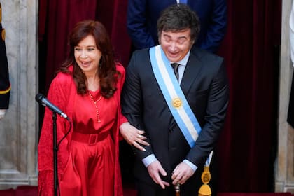 Asunción de Javier Milei como presidente de la Nación, quien sonríe junto a Cristina Kirchner; Buenos Aires 10 de diciembre