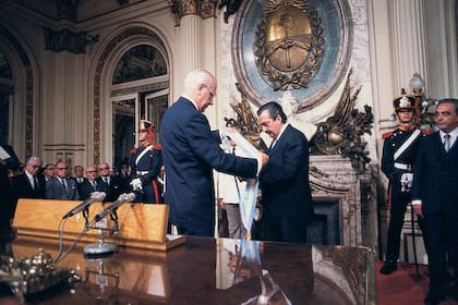 ASUNCION DE RAUL ALFONSIN.DICIEMBRE 1983
FOTO VICTOR BUGGE/PRESIDENCIA