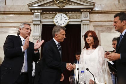 Saludo entre Mauricio Macri y Cristina Kirchner, durante el último traspaso de mando, en diciembre de 2019