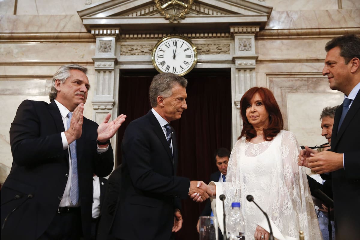 asuncion del presidente Alberto fernandez y la vicepresidenta cristina fernandez de kirchner.
entrega el baston mauricio macri
foto: silvana colombo
asuncion del presidente Alberto fernandez y la vicepresidenta cristina fernandez de kirchner.
entrega el baston mauricio macri
foto: silvana colombo