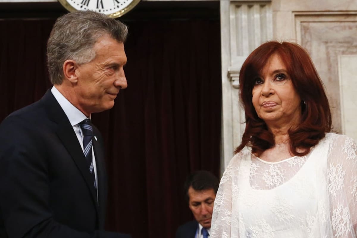 asuncion del presidente Alberto fernandez y la vicepresidenta cristina fernandez de kirchner.
entrega el baston mauricio macri
foto: silvana colombo
asuncion del presidente Alberto fernandez y la vicepresidenta cristina fernandez de kirchner.
entrega el baston mauricio macri
foto: silvana colombo