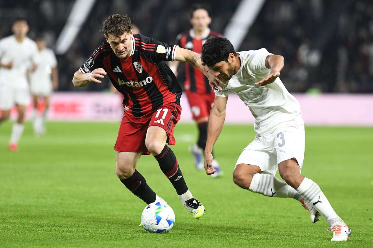 ASUNCION, PARAGUAY - AUGUST 14: Facundo Colidio of River Plate and Robert Rojas of Club Libertad fight for the ball during a Copa CONMEBOL Libertadores 2025 Round of 16 First Leg match between Libertad and River Plate at La Huerta Stadium on August 14, 2025 in Asuncion, Paraguay. (Photo by Christian Alvarenga/Getty Images)