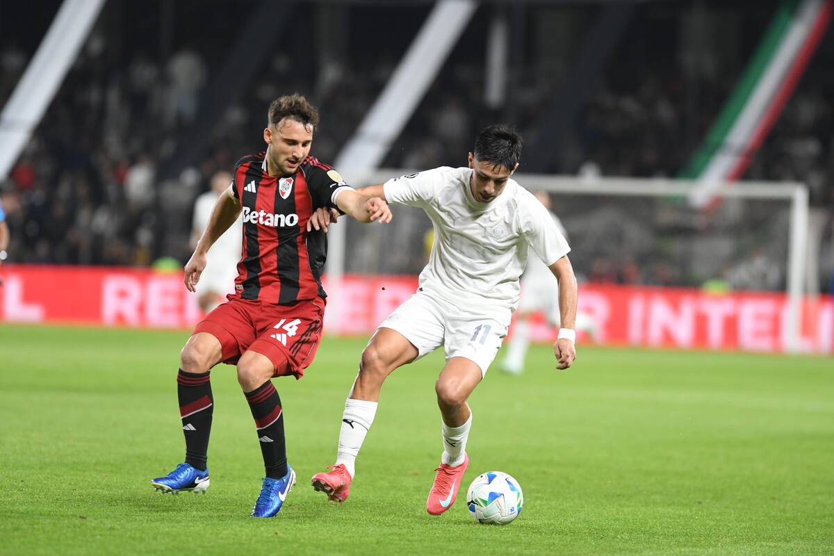 ASUNCION, PARAGUAY - AUGUST 14: Gustavo Aguilar of Club Libertad and Sebastian Boselli of River Plate compete for the ball during a Copa CONMEBOL Libertadores 2025 Round of 16 First Leg match between Libertad and River Plate at La Huerta Stadium on August 14, 2025 in Asuncion, Paraguay. (Photo by Christian Alvarenga/Getty Images)