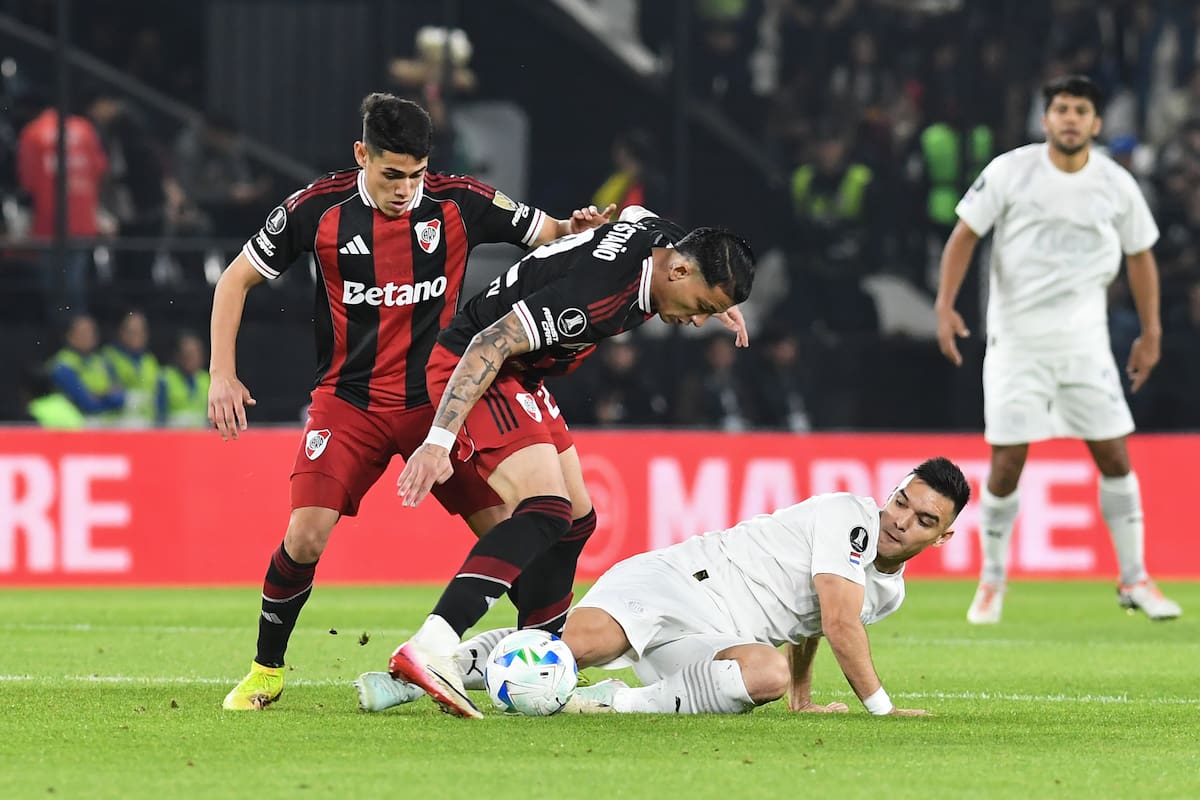 ASUNCION, PARAGUAY - AUGUST 14: Kevin Castaño of River Plate and Santiago Lencina of River Plate compete for the ball against Lucas Sanabria of Club Libertad during a Copa CONMEBOL Libertadores 2025 Round of 16 First Leg match between Libertad and River Plate at La Huerta Stadium on August 14, 2025 in Asuncion, Paraguay. (Photo by Christian Alvarenga/Getty Images)