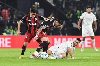 ASUNCION, PARAGUAY - AUGUST 14: Kevin Castaño of River Plate and Santiago Lencina of River Plate compete for the ball against Lucas Sanabria of Club Libertad during a Copa CONMEBOL Libertadores 2025 Round of 16 First Leg match between Libertad and River Plate at La Huerta Stadium on August 14, 2025 in Asuncion, Paraguay. (Photo by Christian Alvarenga/Getty Images)