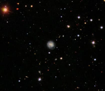 AT2018cow entró en erupción cerca de una galaxia conocida como CGCG 137-068, que se encuentra a unos 200 millones de años luz de distancia en la constelación de Hércules.