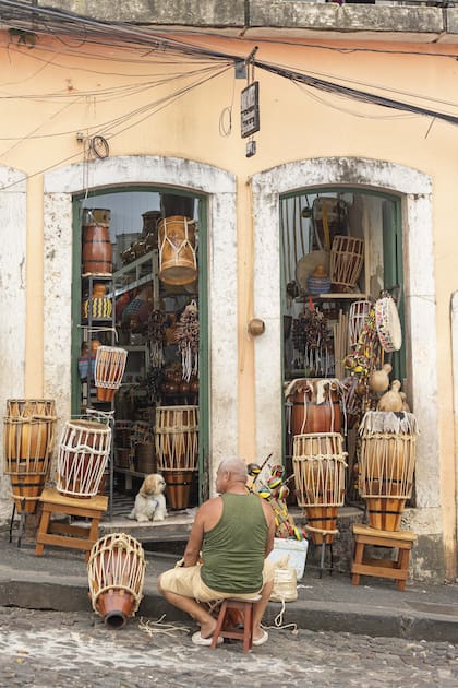 Atabaques, xequerês y pandeiros en una calle del Pelourinho.