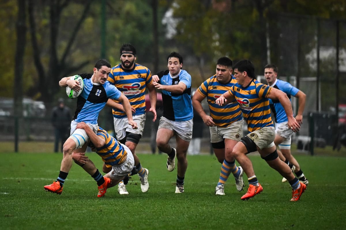 Ataca Bautista Casaurang, seguido por Juan Comolli, de Hindú, y Felipe Perdomo, de CUBA, en uno de los pocos avances con pelota dominada, ya que la lluvia y el viento disuadieron de jugar la pelota con las manos en Villa de Mayo y en el resto de la fecha 9 del Top 12.