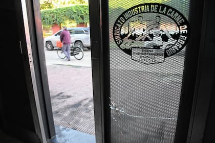 Atacan a tiros e intentan prender fuego el sindicato de la Carne de Rosario, también dejaron una nota