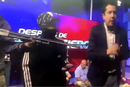 Atacantes armados con fusiles y granadas ingresaron a un canal de televisión en vivo en Ecuador