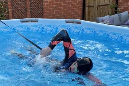 Atado a la pared del garaje familiar, Richards pasó hora tras hora nadando en su jardín.