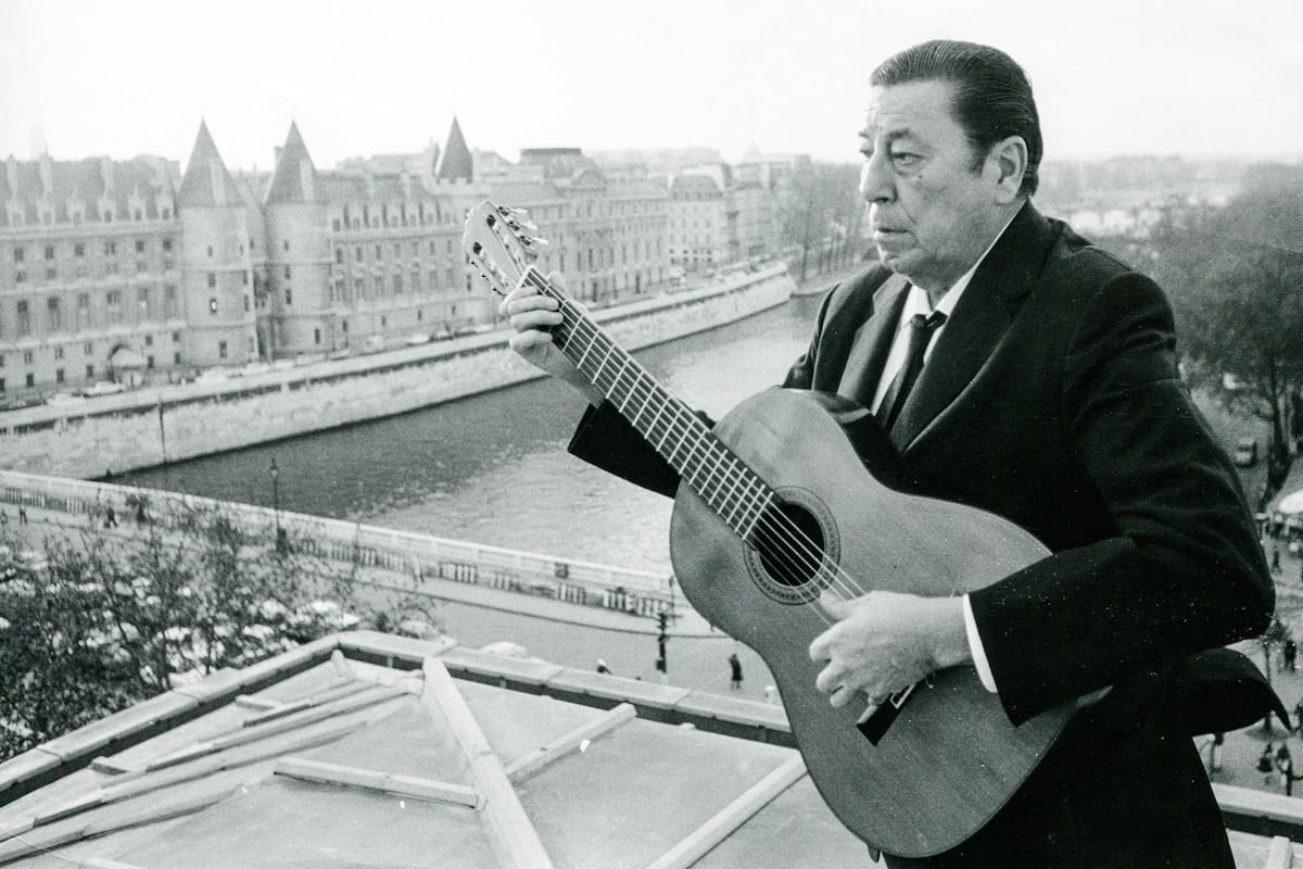 Atahualpa Yupanqui en la terraza del Théâtre de la Ville, en París, a fines de la década del 70