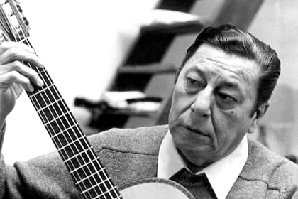 Atahualpa Yupanqui, hacia 1982, en París.