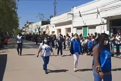 Ataque a la oposición durante un desfile de alumnos y personal de salud en Carmen de Areco