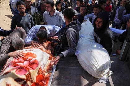 Ataque aéreo israelí mata a 10 personas en Gaza, la mitad de ellas menores