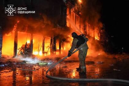 Ataque con drones rusos a ciudad ucraniana de Odesa señalan los desafíos para una tregua limitada