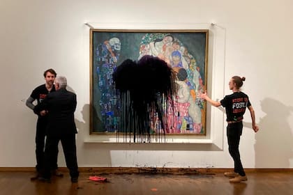 Ataque con líquido negro al cuadro "Muerte y vida", de Gustav Klimt, en el Museo Leopold de Viena