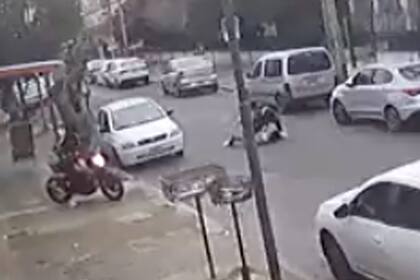 Ataque de motochorros a una maestra en la puerta de una escuela en La Matanza