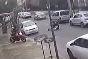 Ataque de motochorros a una profora en la puerta de una escuela