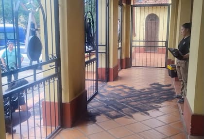 Ataque incendiario en la parroquia del Padre Ignacio, en Rosario
Foto; X, @leomaraval