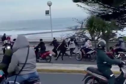 Ataque piraña en pleno centro de Mar del Plata: motochorros siguieron a una pareja en moto y los tiraron al piso