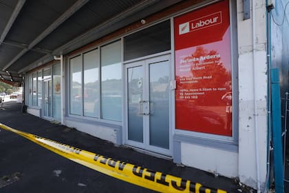 La puerta principal de la oficina en Morningside, Auckland, apareció con severos daños