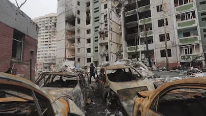 Ataques aéreos destruyeron edificios residenciales en Chernígov