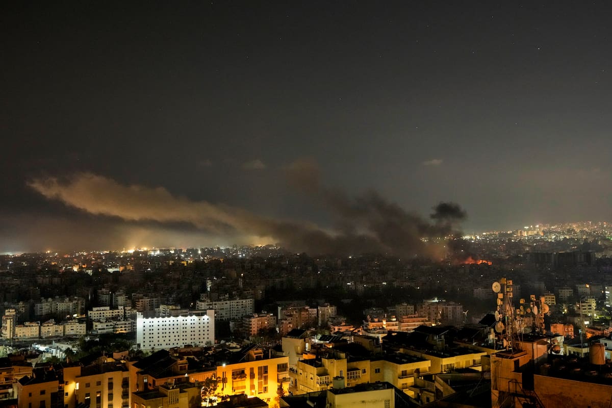 Ataques aéreos israelíes provocan columnas de humo en Dahiyeh, un suburbio de Beirut