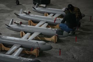 Ataques de drones ucranianos matan a una persona y provocan un incendio en planta petrolera en Rusia