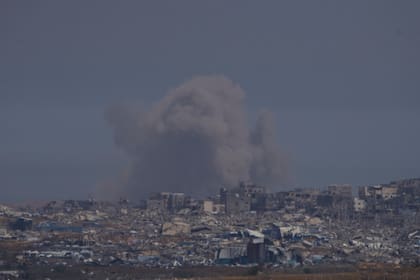 Ataques en Gaza causan al menos 92 muertos mientras Israel se prepara para intensificar su ofensiva