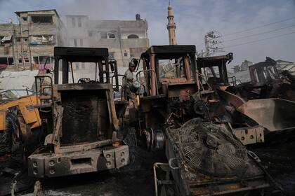 Ataques israelíes matan a 17 en Gaza y destruyen maquinaria pesada necesaria para retirar escombros