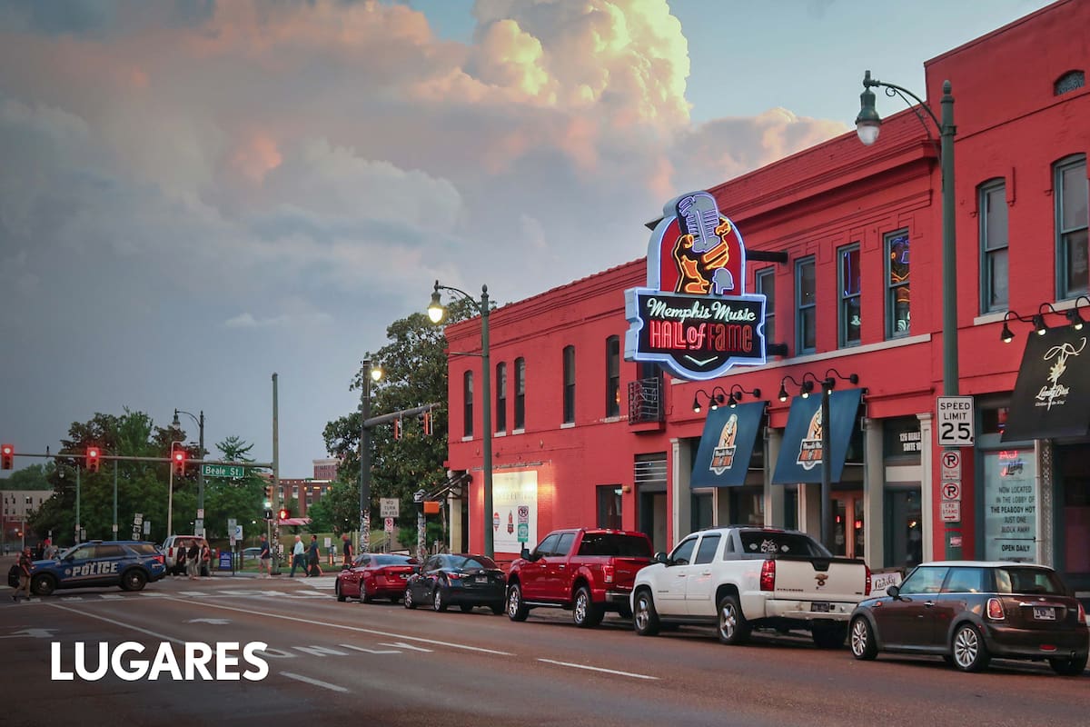 Atardece en Beale Street y la calle se hace peatonal