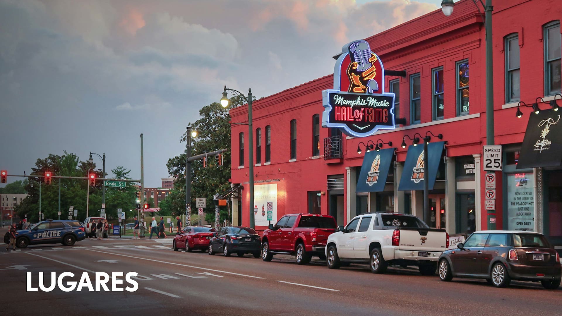 Atardece en Beale Street y la calle se hace peatonal