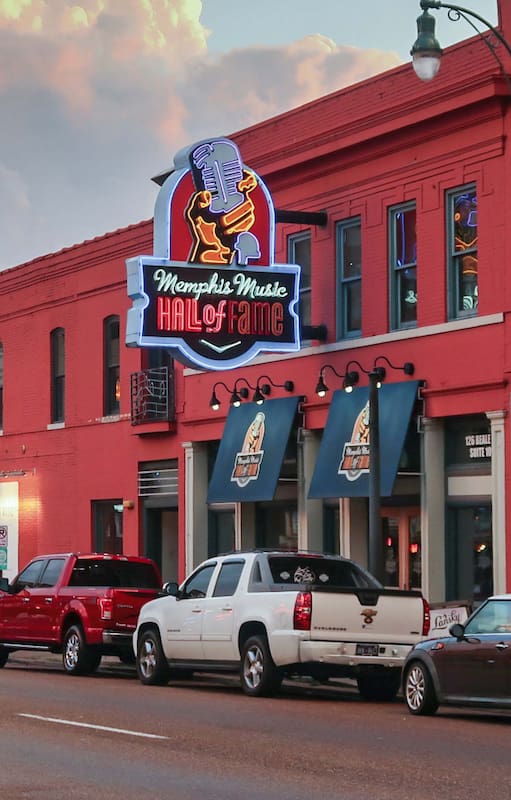 Atardece en Beale Street y la calle se hace peatonal