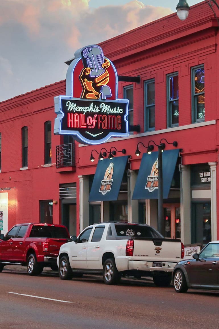 Atardece en Beale Street y la calle se hace peatonal