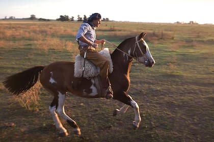 Atardecer a todo galope con su caballo “Juancito”. “Empecé a montar a los 11 o 12 años en Funes (a 13 kilómetros de Rosario). Me fasciné desde el minuto uno”, recuerda Mario.