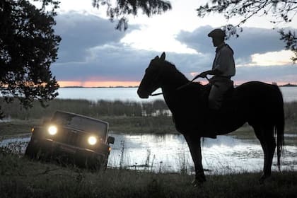 Atardecer en Chascomús, con la laguna de fondo