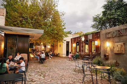 Atardecer en el paseo gastronómico de Plaza Bynnon