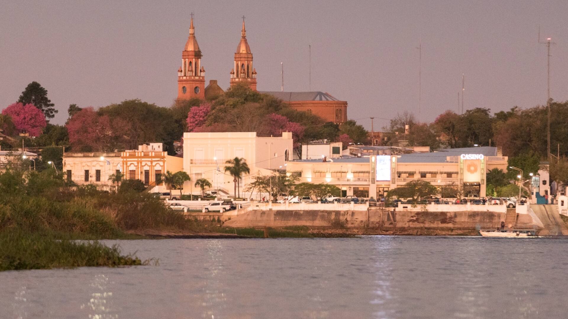 Atardecer en Esquina, sobre el río Corriente.