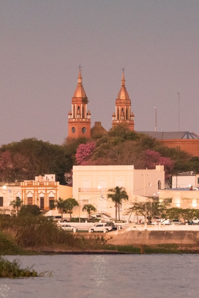 Atardecer en Esquina, sobre el río Corriente.