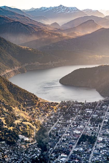 Atardecer en San Martín de los Andes, con el Lácar detrás.