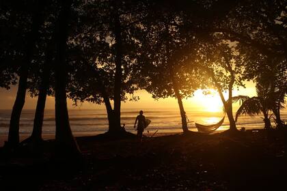Atardecer en Santa Teresa, playa elegida también por muchos argentinos.