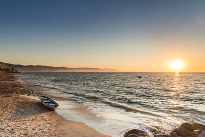 Atardecer en un playa del Malecón de Puerto Vallarta, ciudad lindera a la Riviera Nayarit.