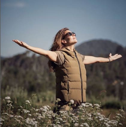 Atardeceres, naturaleza, ricos platos caseros y coloridos y muestras de afecto con la familia, su feed de Instagram representa la autenticidad de la vida que lleva