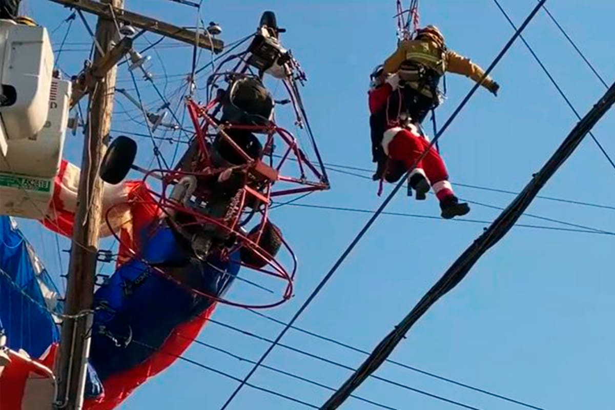 Atascado en cables del tendido eléctrico, el hombre disfrazado debió ser asistido y salvó su vida de milagro