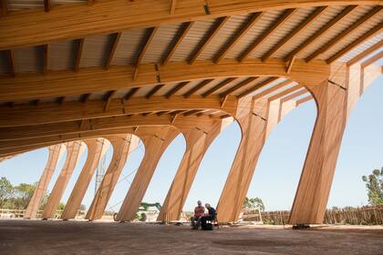 Atchugarry junto con el arquitecto Carlos Ott, cuando aún estaban en pleno desarrollo