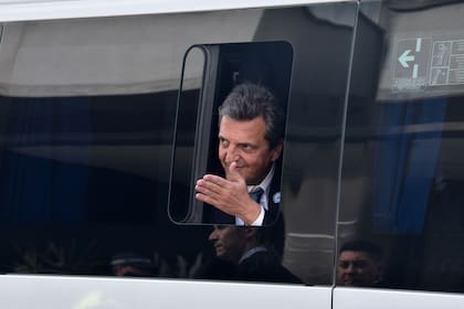 Inés Mariana Quinteros Orio
Luego de finalizar el acto por el 206° aniversario de la independencia de nuestro país, Sergio Massa, quien estuvo a cargo de la presidencia de la Cámara de Diputados y actualmente es Ministro de Economía, Desarrollo Productivo y Agricultura, saluda al público tras retirarse del Museo Casa Histórica en Tucumán. Tucumán, julio 2022