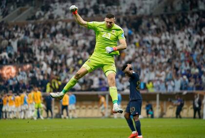El festejo de Emiliano Martínez luego de atajarle un penal a Kingsley Coman en la final del Mundial de Qatar 2022